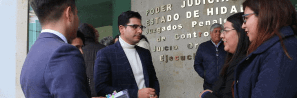 El Equipo Jurídico saliendo de audiencia contra radio y televisión de Hidalgo.